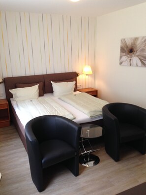 Double Room, Non Smoking | Desk, blackout curtains, free WiFi, bed sheets - Hotel Martina (Bad Sooden-Allendorf)