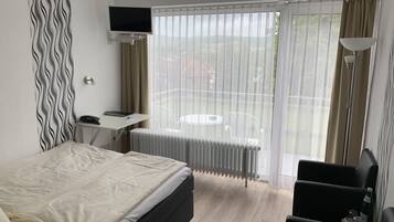 Habitación doble, para no fumadores | Área de sala de estar | Televisión