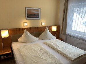 Habitación doble, no fumadores | Escritorio, cortinas opacas, wifi gratis y ropa de cama