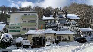 Ein Hotel namens 'Hotel Martina' mit Restaurant und Café.