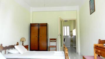 1 bedroom, desk, blackout curtains, soundproofing