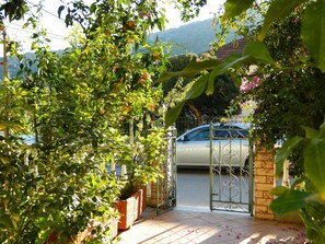 Property entrance - Logaras Apartments (Kefalonia)