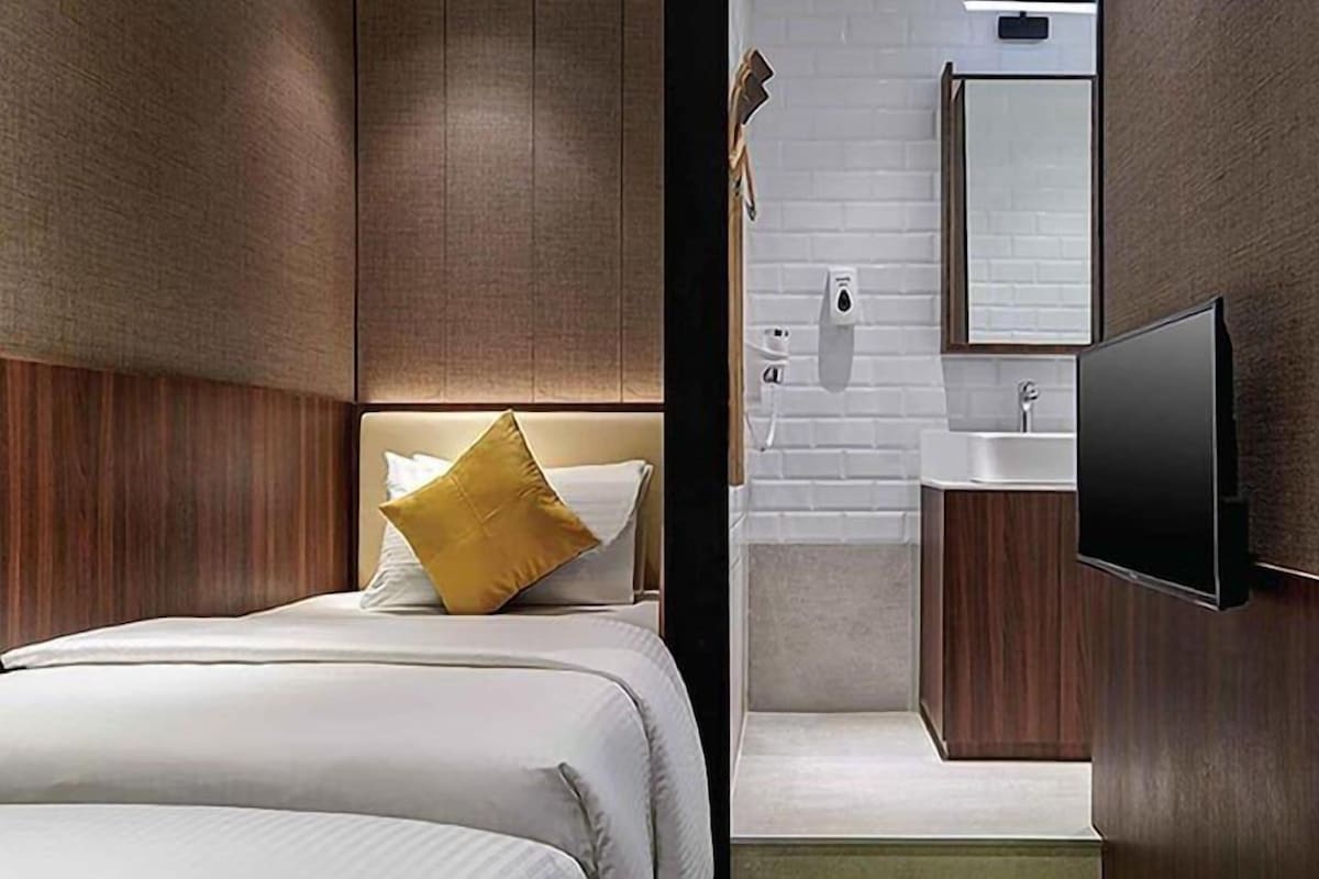 Premium bedding, down comforters, laptop workspace, WiFi (free)
