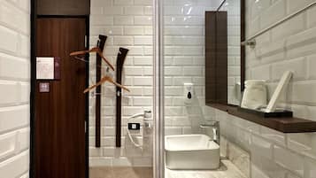 Suihku, ilmaiset hygieniatuotteet, hiustenkuivaaja, tohvelit