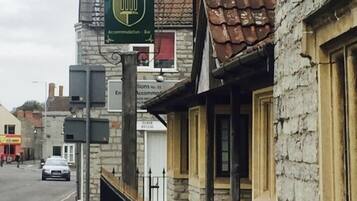 En byggnad i sten med en skylt som visar att det är en bar och ett boende, kallat ”Mullions Accommodation Bar”.
