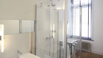Apartemen Romantis | Kamar mandi | Perlengkapan mandi gratis, pengering rambut, dan handuk