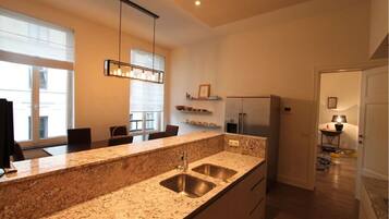 Apartemen Deluks | Dapur pribadi | Lemari es besar, microwave, oven, dan kompor