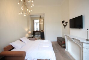 Romantisches Apartment | Hochwertige Bettwaren, Zimmersafe, Schreibtisch, Verdunkelungsvorhänge