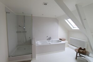 Appartement Deluxe | Salle de bain | Articles de toilette gratuits, sèche-cheveux, serviettes fournies