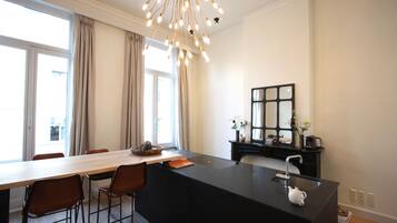 Apartemen Romantis | Dapur pribadi | Lemari es besar, microwave, oven, dan kompor