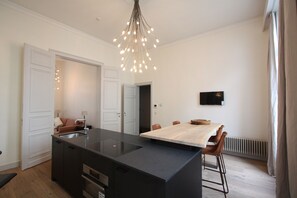 Romantic Apartment | Private kitchen | Full-sized fridge, microwave, oven, stovetop - Cap's House Appartement (Ghent)