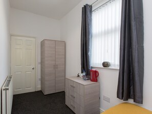 Double Room, Shared Bathroom | 1 bedroom - Townhouse @ Newlands Street Stoke (Stoke-on-Trent)