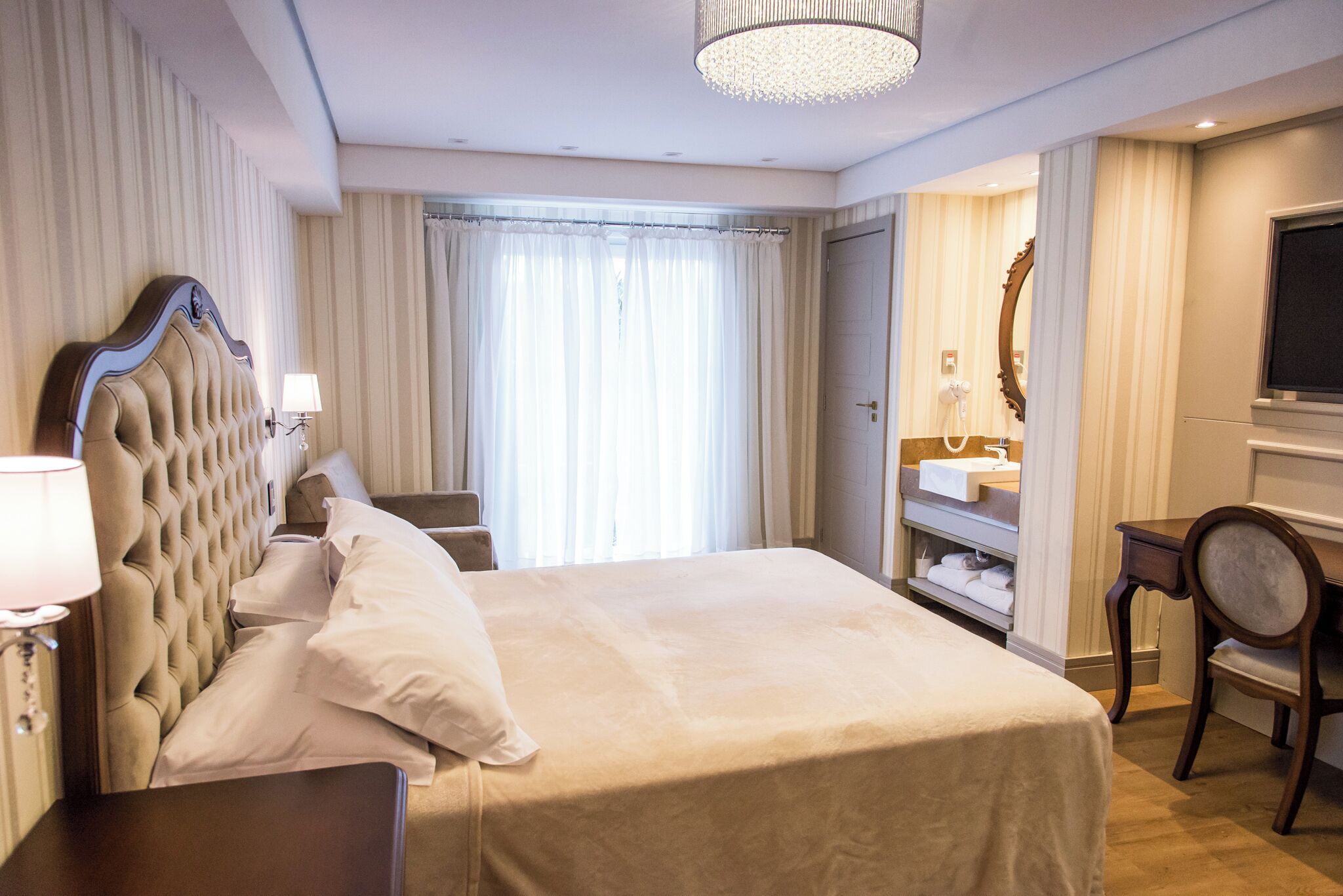 Sengetøy av topp kvalitet, minibar, safe på rommet og blendingsgardiner