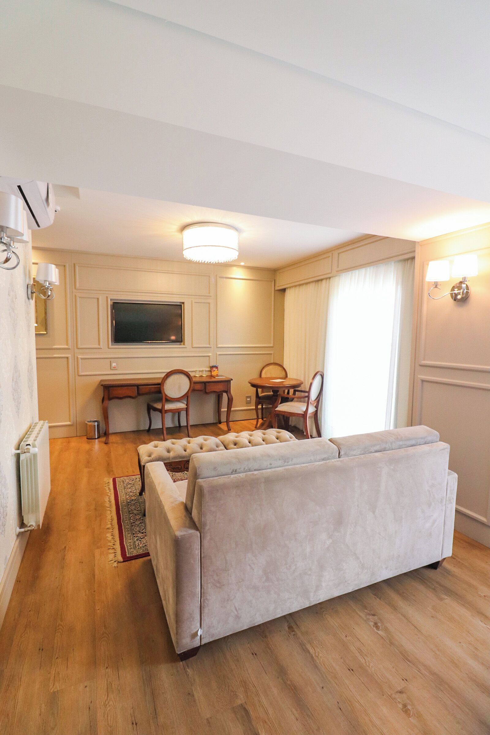 Gran Suite Palace | Área de estar | Smart TV 43 polegadas com canais a cabo, TV, Netflix