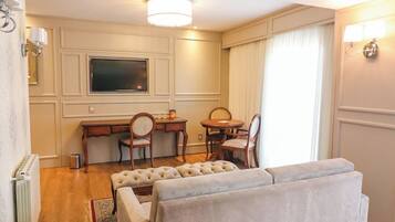 Gran Suite Palace | Área de estar | Smart TV 43 polegadas com canais a cabo, TV, Netflix