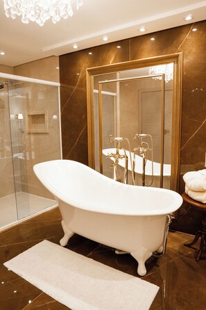 Royal Room | Bathroom | Designer toiletries, hair dryer, towels - Daara Transamerica Collection Gramado (Gramado)