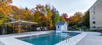 Clean & bright condo with mountain views & modern kitchen - walk to lifts