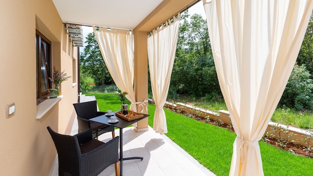 One Bedroom Apartment Ground floor with Terrace (4)