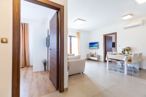 Two Bedroom Apartment with Balcony(2) | Verdunkelungsvorhänge, kostenloses WLAN, Bettwäsche