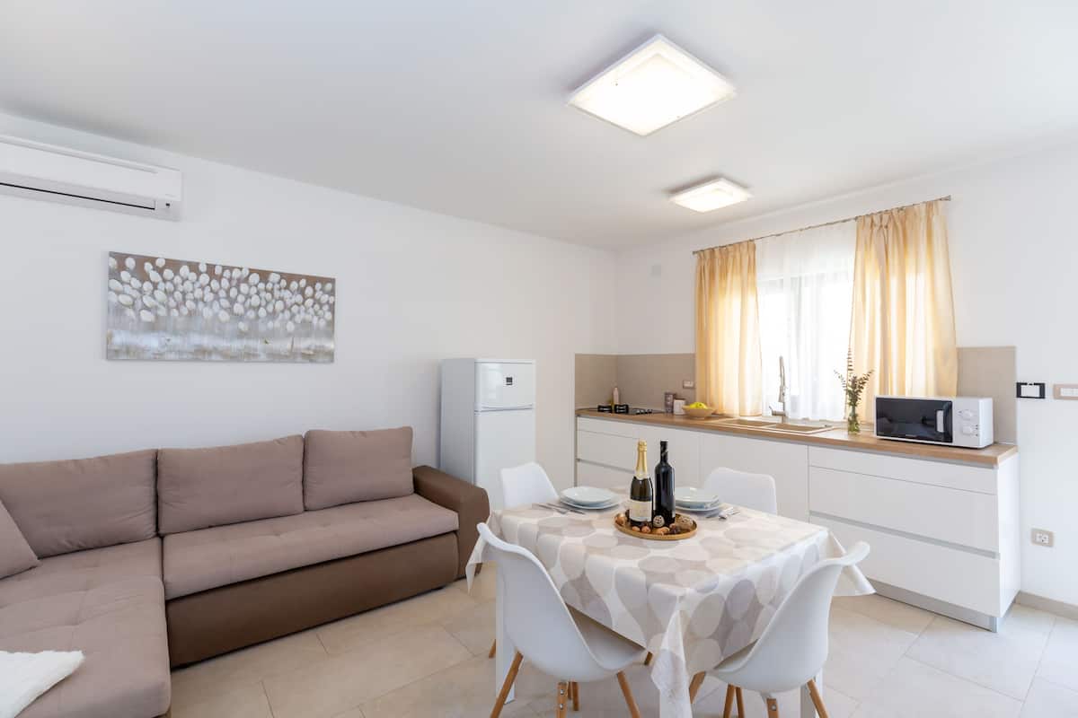 One Bedroom Apartment Ground floor with Terrace (4)