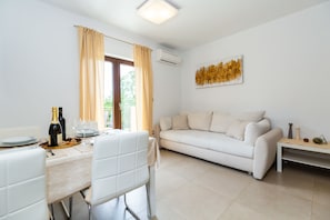 Two Bedroom Apartment with Balcony(1) | Wohnbereich