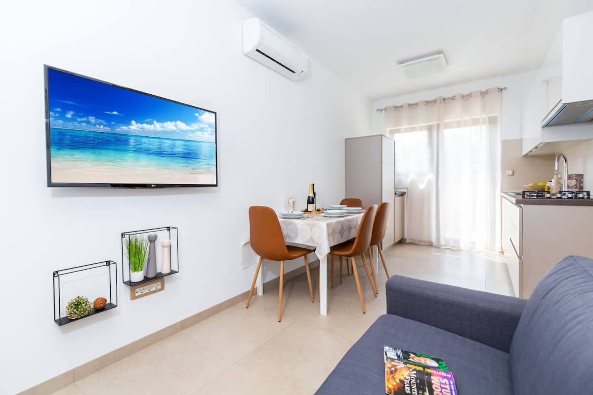 Two Bedroom Apartment with Balcony(3)