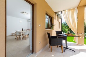 One Bedroom Apartment Ground floor with Terrace (4)