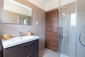 Two Bedroom Apartment with Balcony(3) | Cortinas blackout, wifi gratis y ropa de cama 