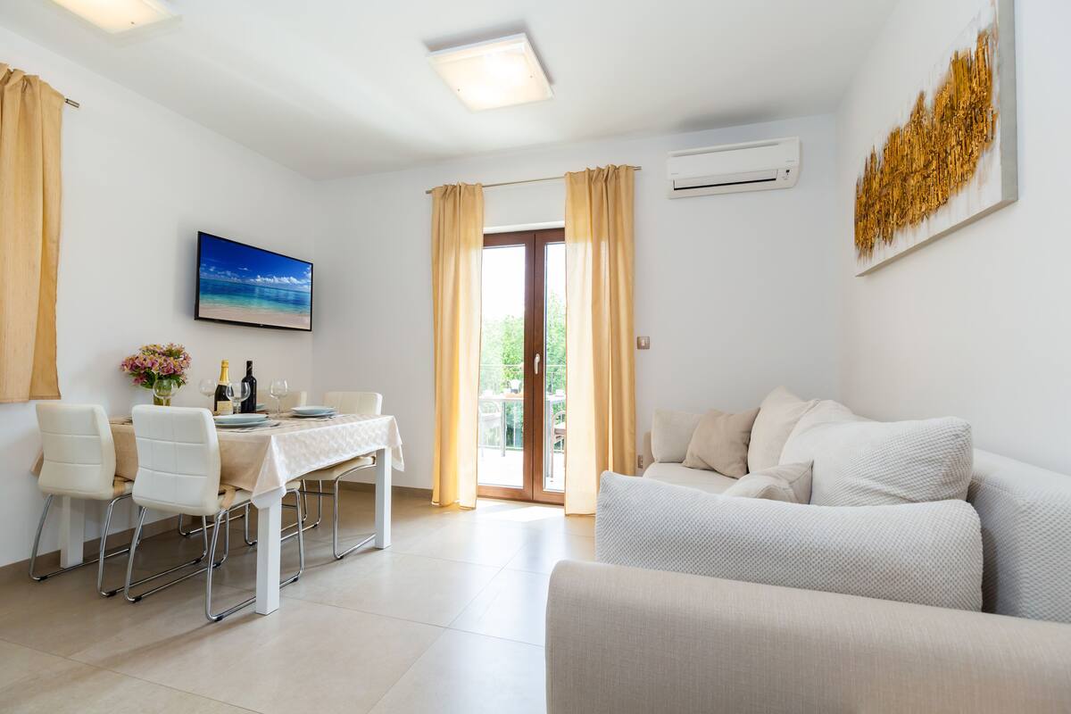 Two Bedroom Apartment with Balcony(1) | Blackout curtains, free WiFi, bed sheets