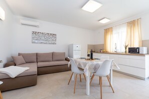 One Bedroom Apartment Ground floor with Terrace (4)