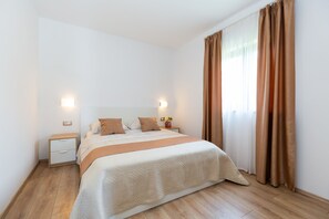 Two Bedroom Apartment with Balcony(1) | Cortinas blackout, wifi gratis y ropa de cama 