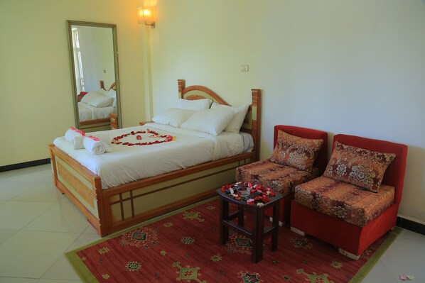 Deluxe Room, 1 Queen Bed | Living room | Flat-screen TV - Avi Pension (Addis Ababa)