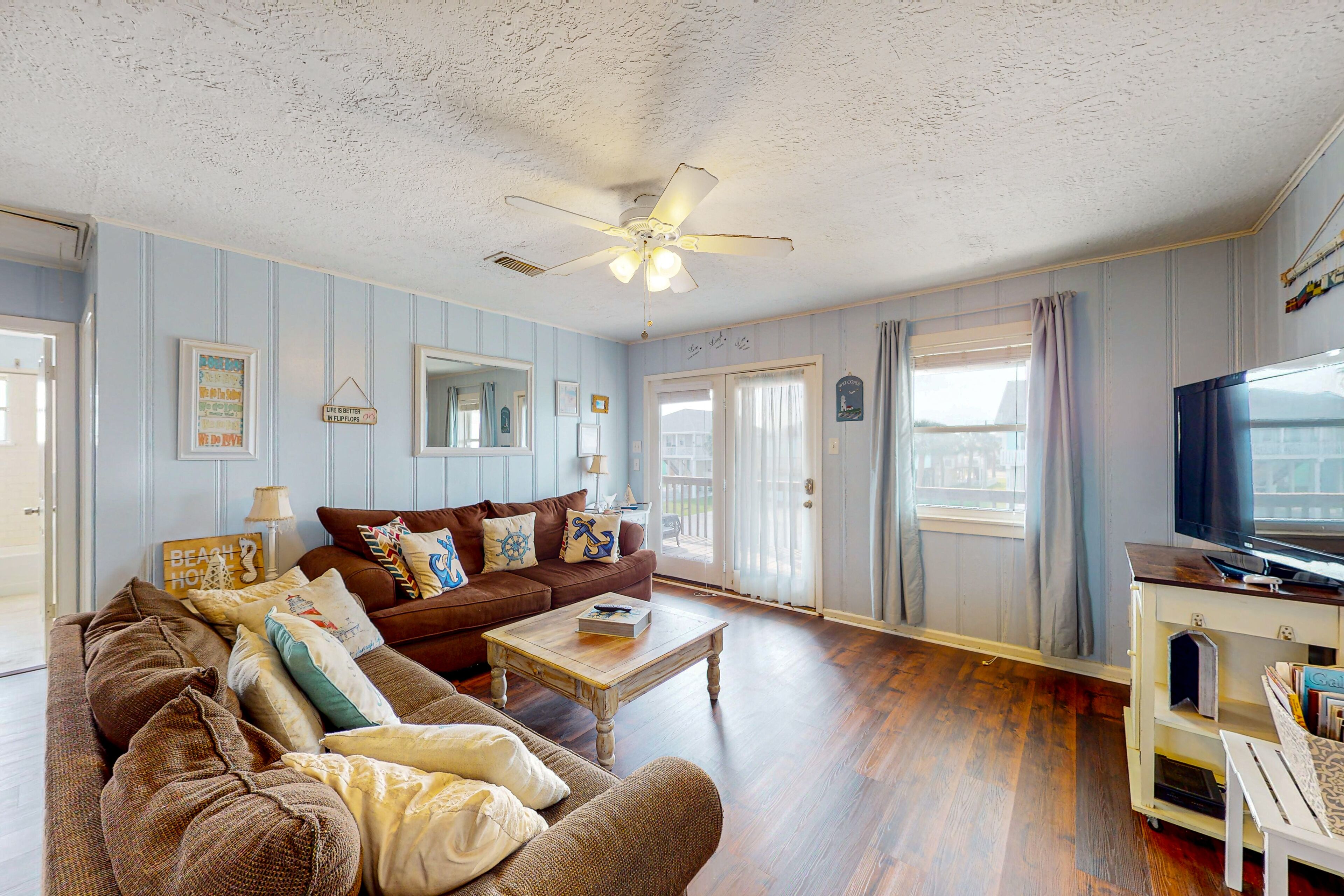 Beautiful island home walking to the beach with a patio - snowbird-friendly