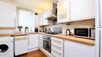 Apartment (2 Bedrooms) | Private kitchen | Fridge, oven, stovetop, dishwasher