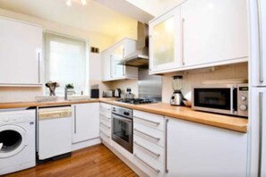 Apartment (2 Bedrooms) | Private kitchen | Fridge, oven, stovetop, dishwasher - Stylish 2 Bed Between Camden Town & Primrose Hill (London)