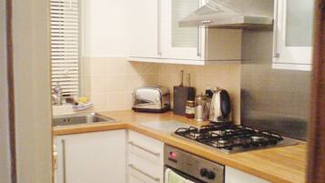 Apartment (2 Bedrooms) | Private kitchen | Fridge, oven, stovetop, dishwasher