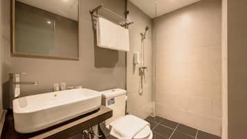 Deluxe King Room | Bathroom | Shower, free toiletries, slippers, towels