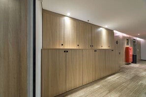 Lockers - Yellow Bee Tanah Abang (Jakarta)