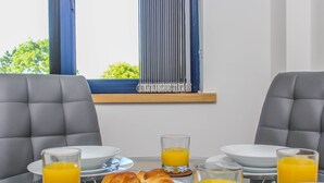 Full-sized fridge, microwave, oven, stovetop - West Swindon Serviced Apartment (Swindon)