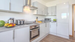 Full-sized fridge, microwave, oven, stovetop - West Swindon Serviced Apartment (Swindon)