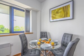 Großer Kühlschrank, Mikrowelle, Ofen, Herdplatte