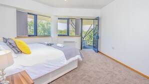2 bedrooms, premium bedding, iron/ironing board, free WiFi - West Swindon Serviced Apartment (Swindon)