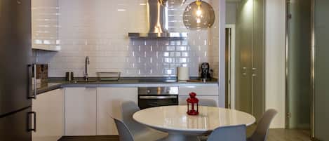 Appartement Familial, 3 chambres (8) | Cuisine privée | Grand réfrigérateur, micro-ondes, four, plaque de cuisson