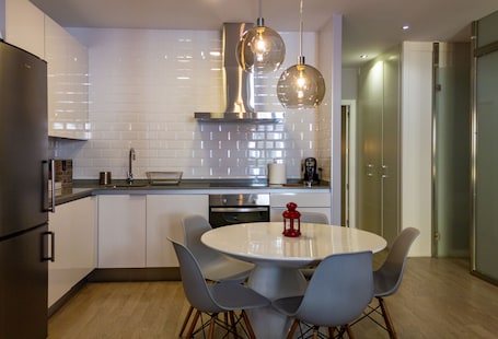 Family Apartment, 3 Bedrooms (8) | Private kitchen | Full-size fridge, microwave, oven, stovetop