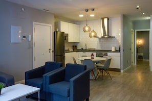 Family Apartment, 3 Bedrooms (8) | Living area | Flat-screen TV - Arenal Suites (Madrid)
