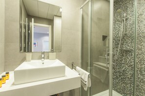 Signature Apartment, 2 Bedrooms (6) | Bathroom | Shower, free toiletries, hair dryer, towels - Arenal Suites (Madrid)