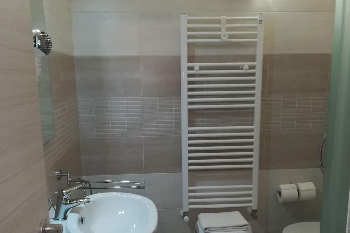 Chambre Triple Familiale, vue jardin (Ulivo) | Salle de bain
