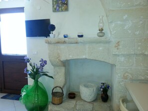 Family Triple Room, City View (Iris) | Interior - B&B Demetra (Carovigno)