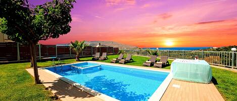 室外泳池;泳池傘、躺椅