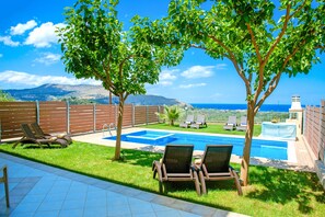 Outdoor pool, pool umbrellas, sun loungers - Sunlight Villas (Apokoronas)